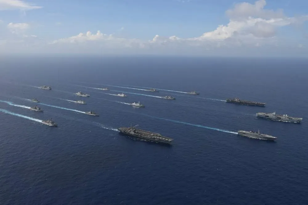 美日英荷加紐六國軍艦在沖繩西南演習　出動三大航母打擊群