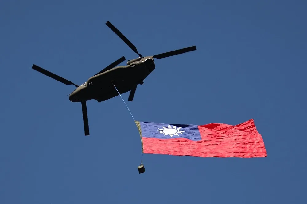 雙十國慶前最後一次預演　吊掛國旗直升機旋翼有異音急落地