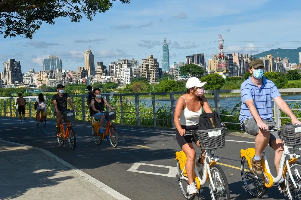 河濱慢跑、健走何時能脫口罩？　陳時中：運動脫罩列下波鬆綁重點