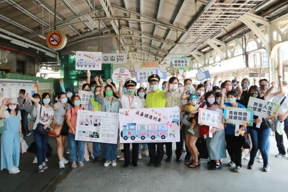 黃偉哲化身「一日反毒列車長」 呼籲共同打造健康無毒臺南