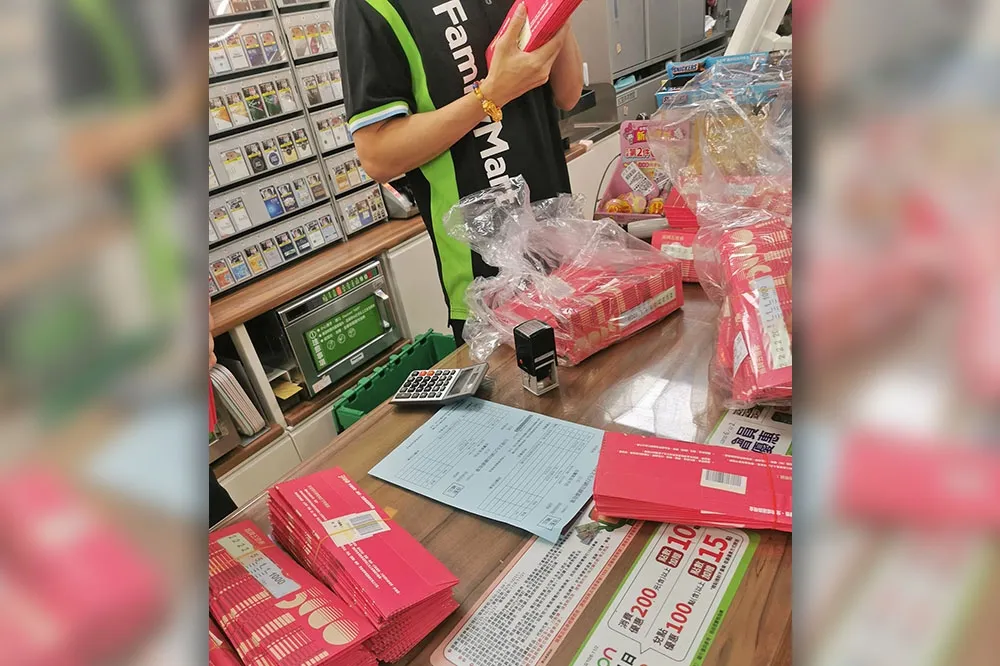 紙本五倍券來了！　超商店員「第一次數錢數到手軟」