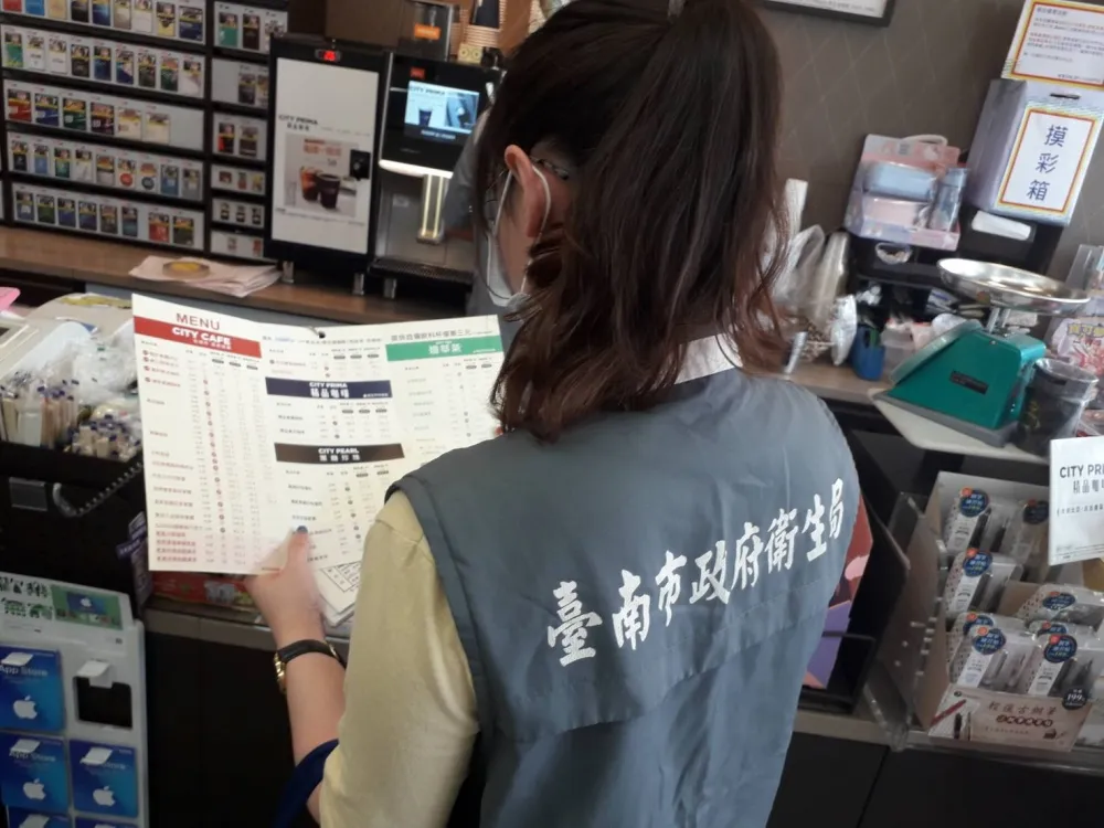 茶飲店總糖量及總熱量標示不符規定      南市衛生局已開罰