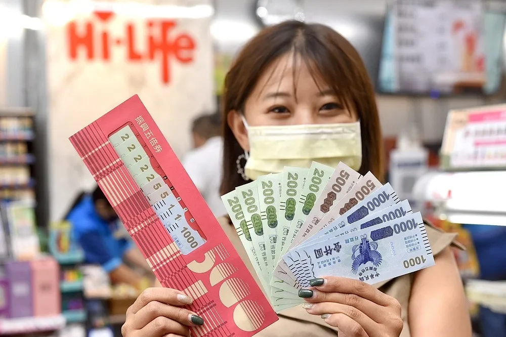 紙本五倍券領券首日超商事務機卡頓　搶到燙手五倍券民眾嗨翻