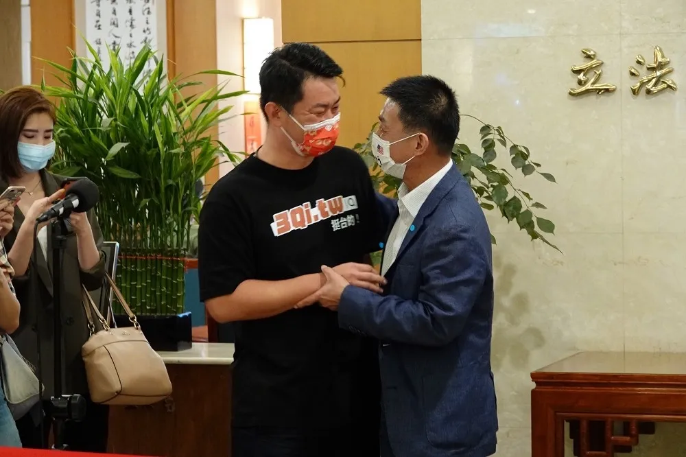 陳柏惟喊「打電玩是休閒活動絕無賭」　許智傑上前暖抱大讚表現很好