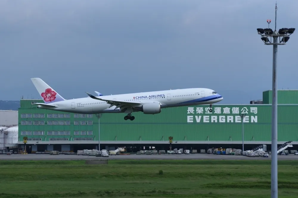華航副機師違反防疫規定工作丟了　遭罰60萬、公司也被罰200萬