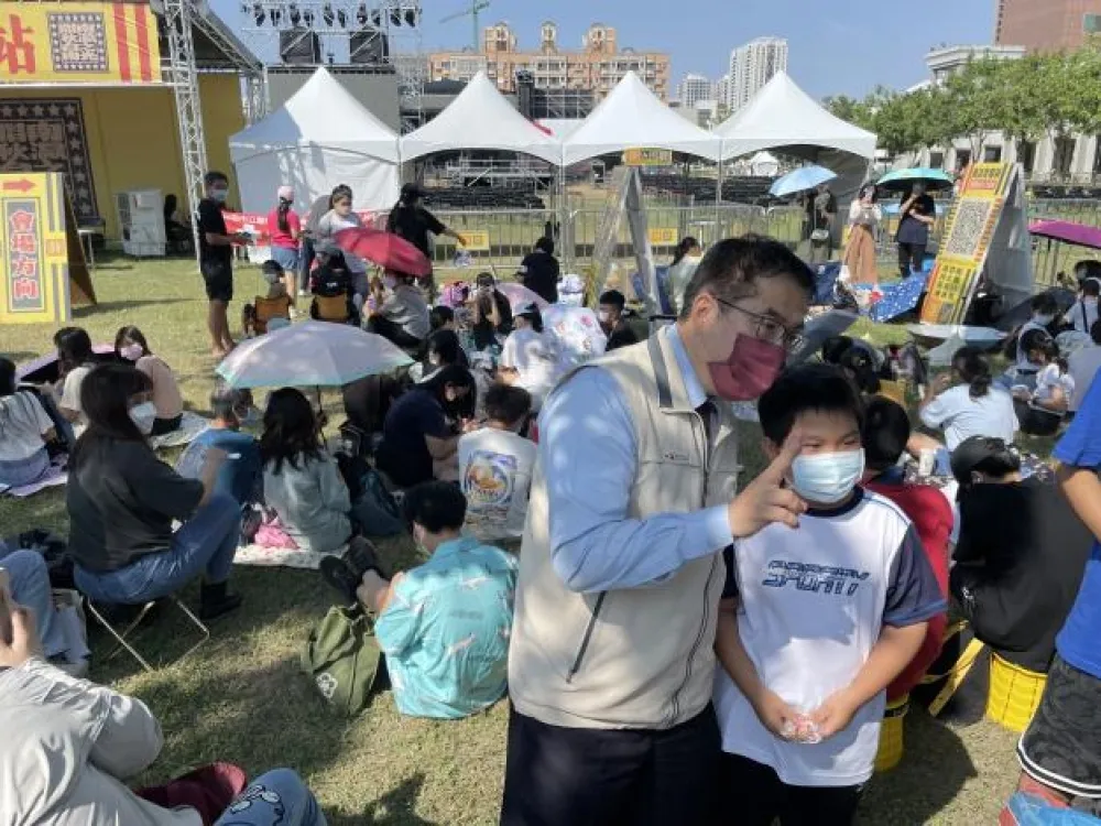 「南瀛之光‧唱秋台南」今晚開唱            歌迷徹夜排隊 黃偉哲分送扇子叮嚀多喝水