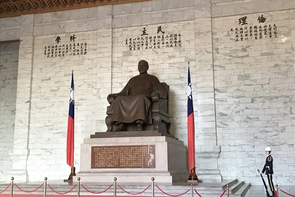 符號的土壤已經改變：蔣介石銅像很難再產生崇拜與信仰