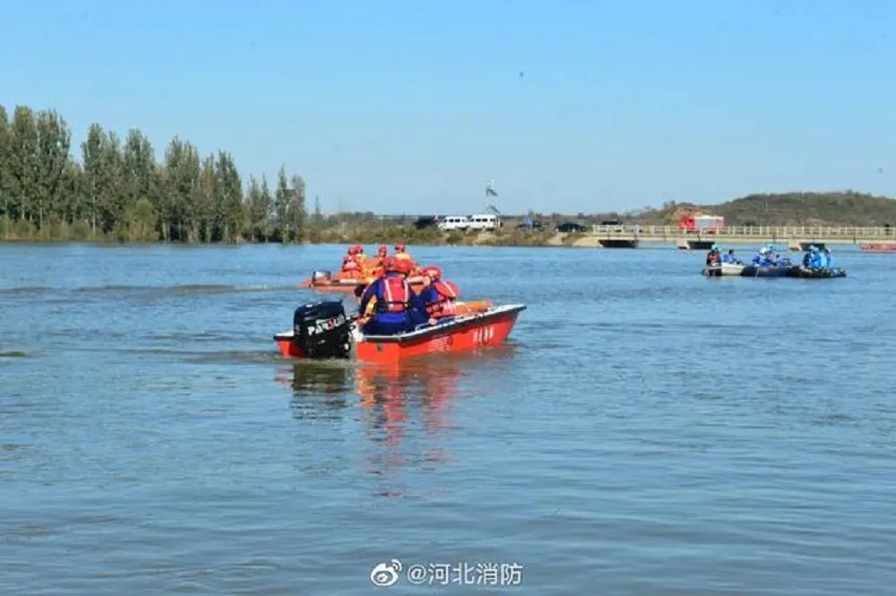 石家莊通勤巴士墜河釀13死亡、1人失聯　事發時河水淹沒橋面兩側無護欄