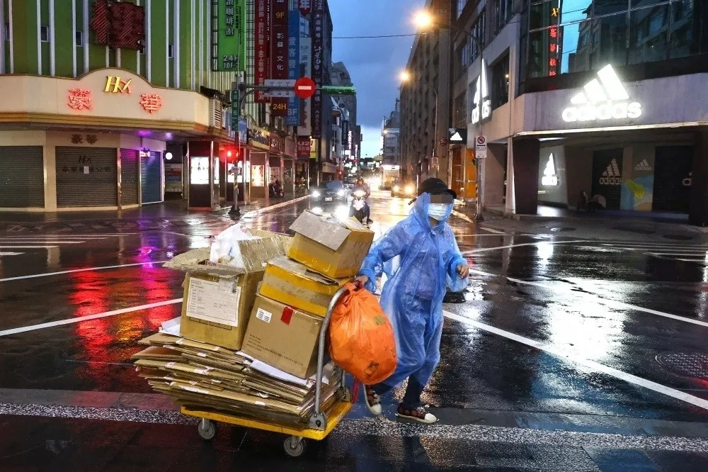 6旬拾荒嬤誤撿2串衛生紙變小偷　失主強索18萬反被告恐嚇取財