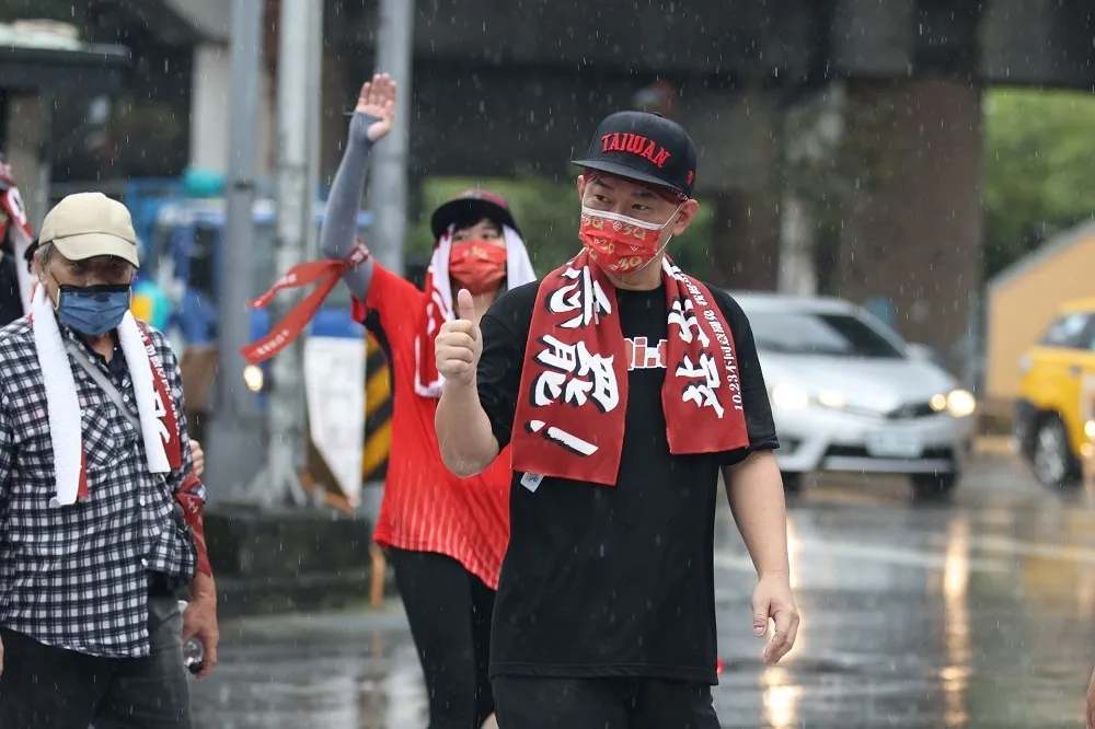 綠委相挺！陳柏惟100小時苦行啟動　刪Q總部譏：我們不是選馬拉松選手
