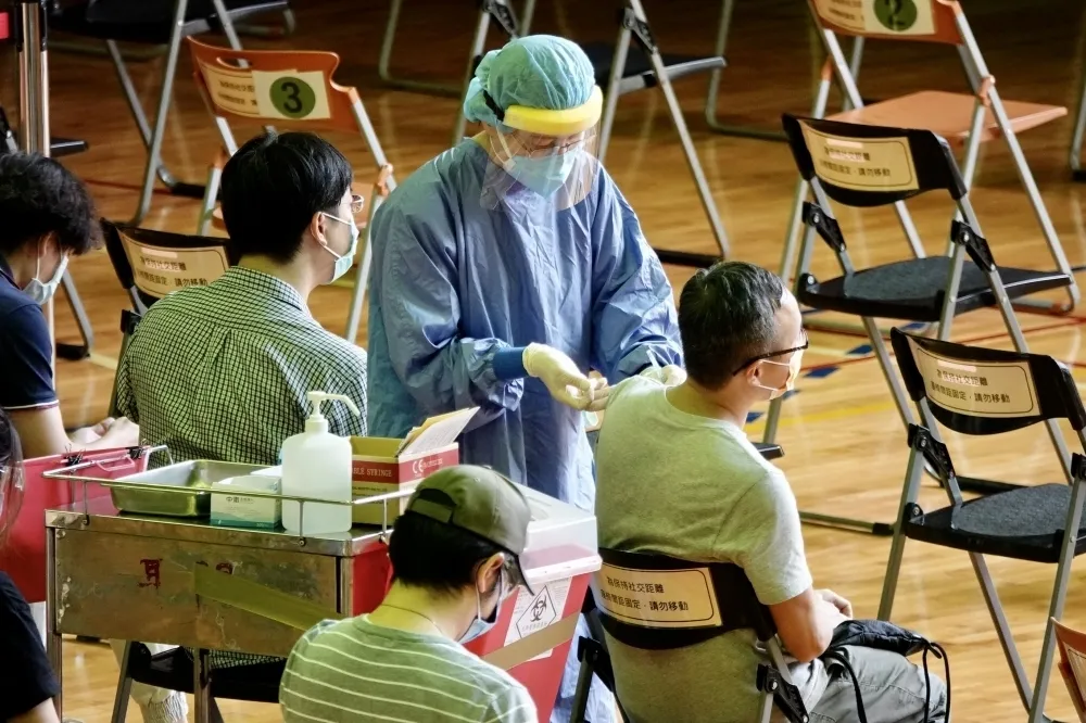 【加拿大研究】「施打BNT間隔16周以上保護力達93%」　林氏璧：延遲第二劑+混打效果不錯　