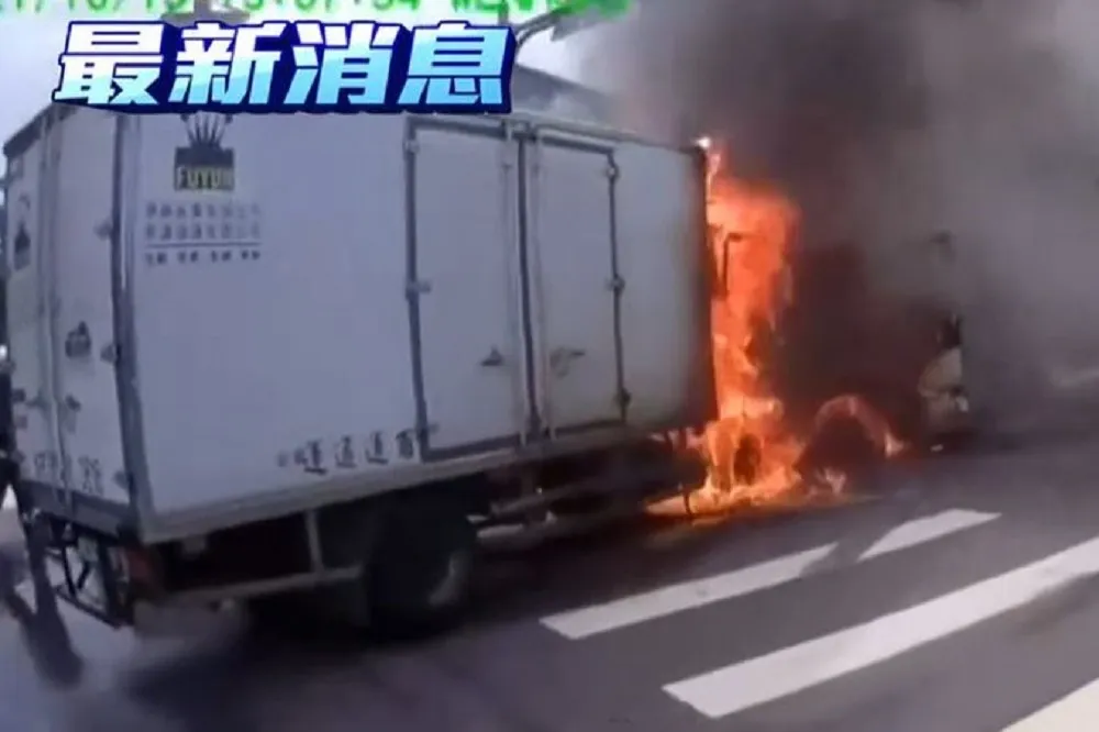 運鈔車出車禍起火燃燒　車上3000萬現況曝光了