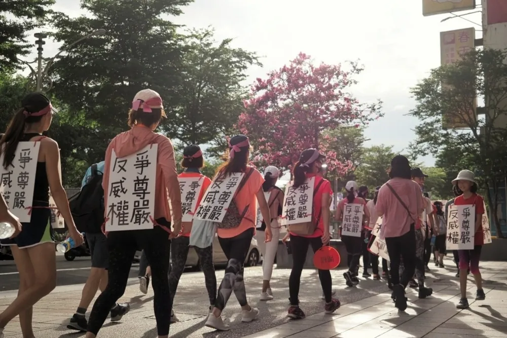 偷拍長榮罷工空姐酥胸還瘋傳砲兵群組　「攝」狼遭判拘20天