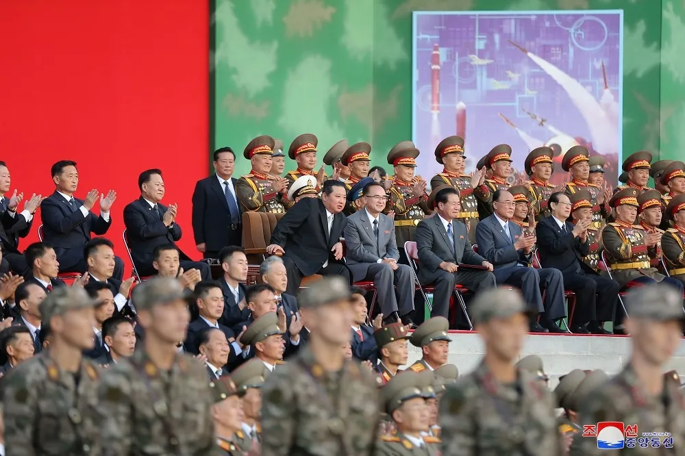 金正恩欣賞北韓士兵表演「極限武術」　徒手鐵頭破磚頭