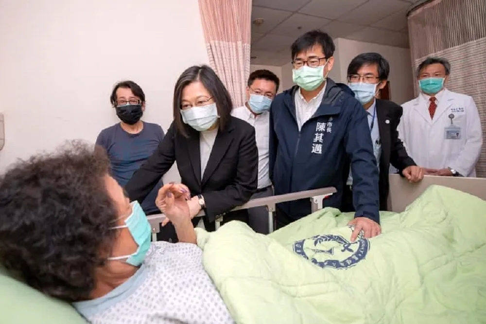 【城中城46死】蔡英文南下高雄探慰傷者　允加速公辦都更、危老建物大體檢