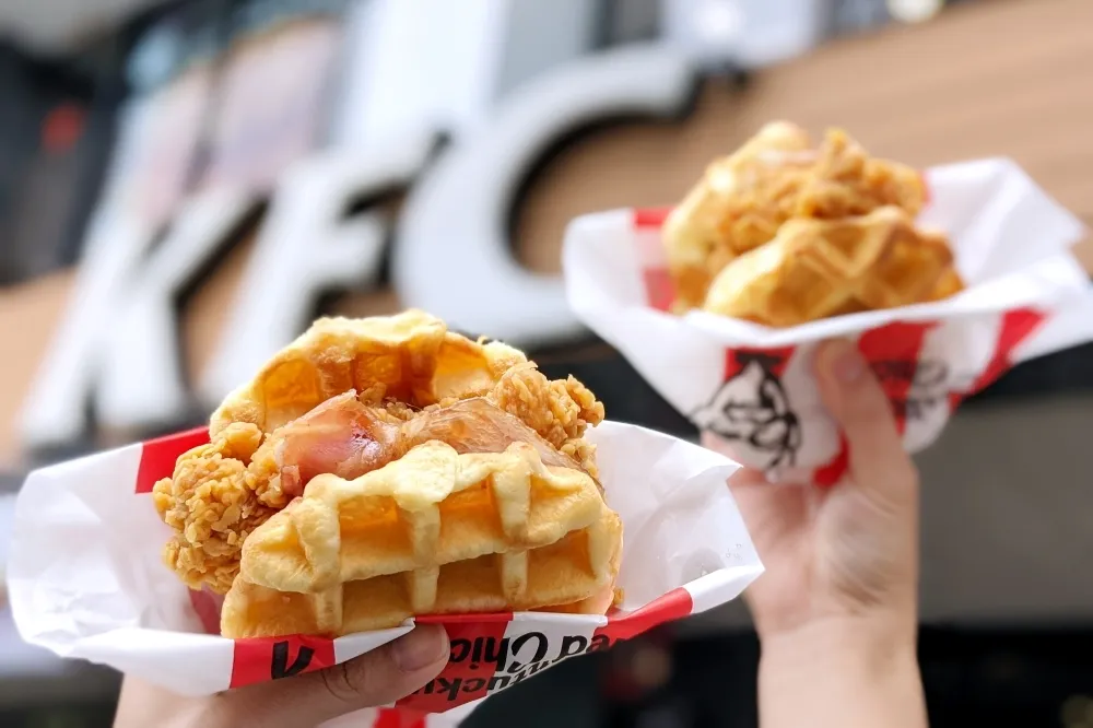 【有片】鹹甜組合！肯德基 10/19~11/1 快閃推出「比利時鬆餅咔啦雞腿堡」