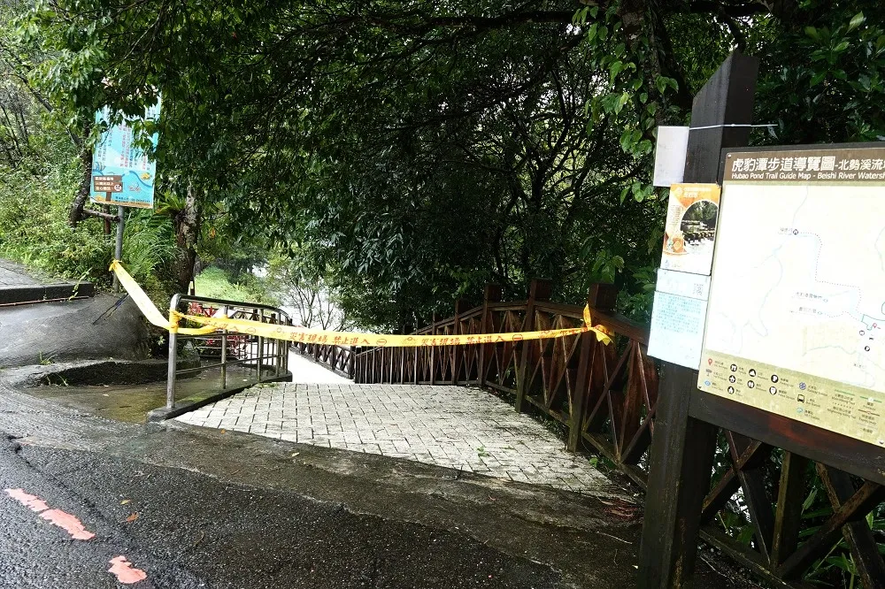 【虎豹潭4死2失蹤】尋獲小雨衣、登山鞋仍失聯　劉姓女童父泣訴：眼睜睜看著小孩漂走