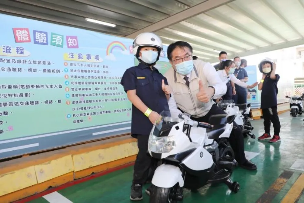 台南小小制服警察指揮交通「萌翻」  黃偉哲盼交通觀念從小紮根　