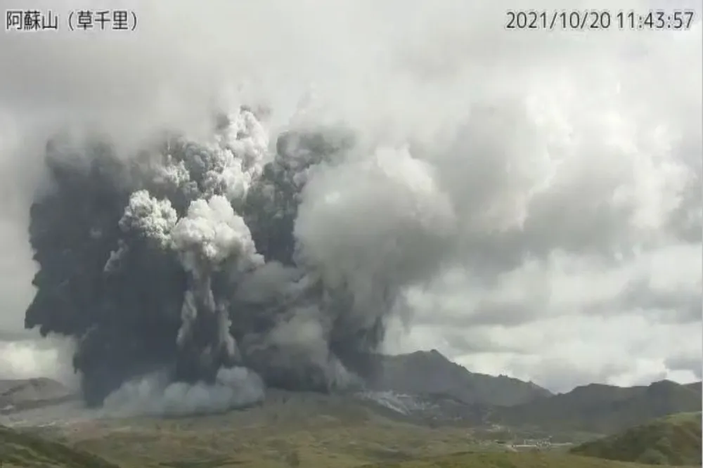 【現場影像】熊本阿蘇山火山爆發　日本氣象廳發三級警戒、限制民眾進山