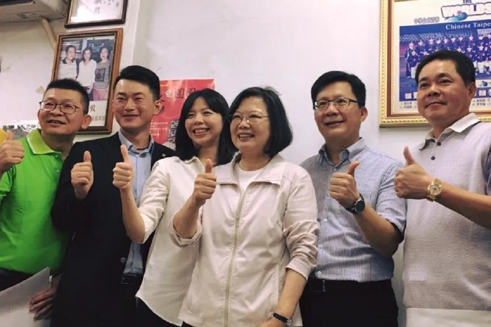 陳柏惟成史上首名遭罷立委　蔡英文親電惜惜：努力到底值得肯定