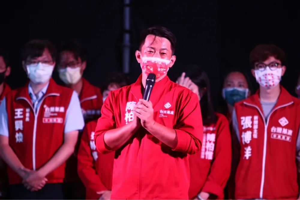 3Q最後一哩路！深夜發文感謝投「同意罷免」的人　今一早「勇敢前行」掃街謝票