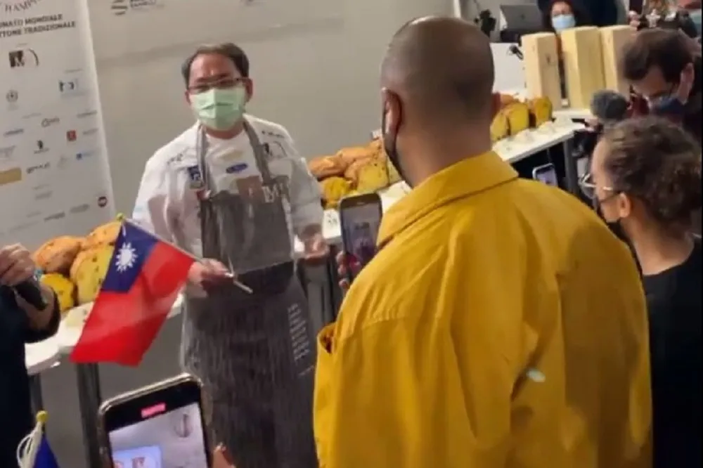 吳寶春揮國旗領獎遭酸爆　管碧玲諷：莫忘他說他是中國台灣麵包師