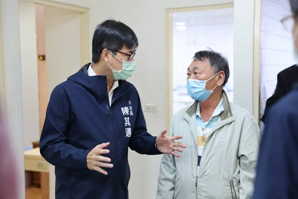 「租屋要找合適的!」市長陳其邁陪城中城受災戶看屋　研擬提高租屋補助