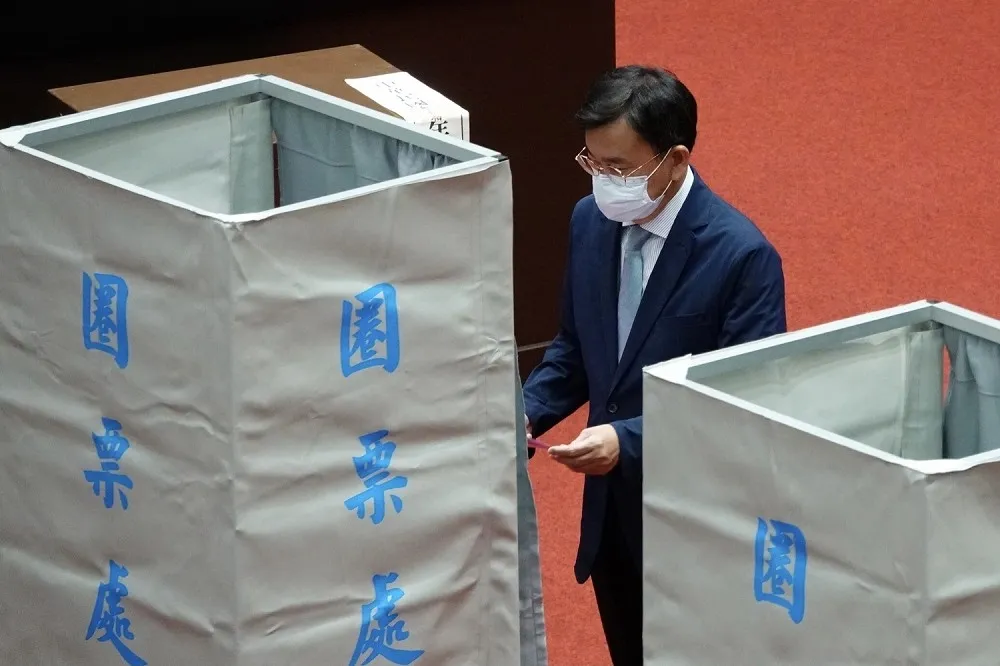 線民事件後首現身立院投票　黃國書：抱歉自己不夠勇敢