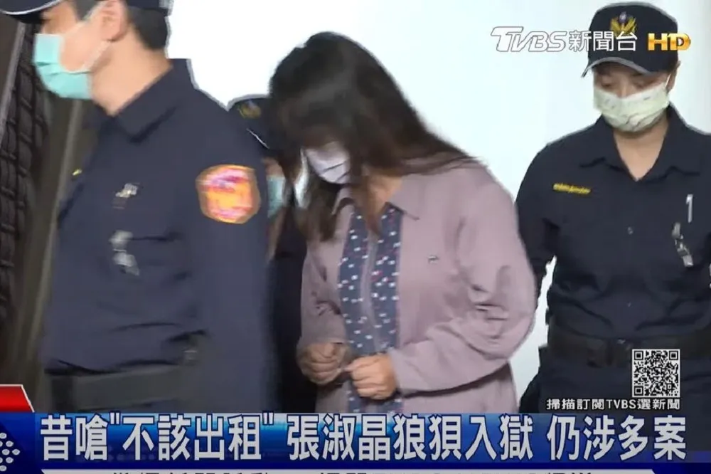 入獄後首露臉！　惡房東張淑晶「黏」法警身後狂躲鏡頭