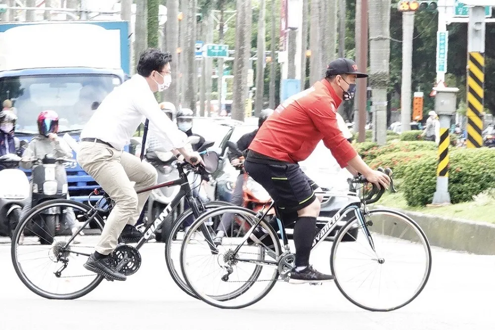 陳柏惟今正式畢業　告別立院後騎鐵馬「破風」回台中