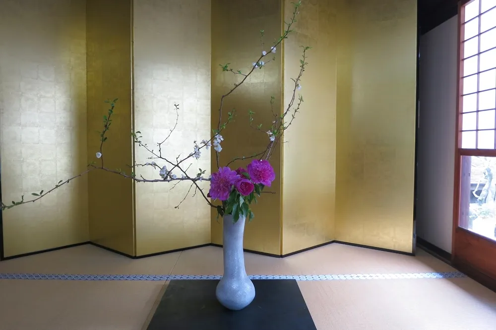 日本為什麼會流行「花道」？原因跟日式房屋的「壁龕」有關