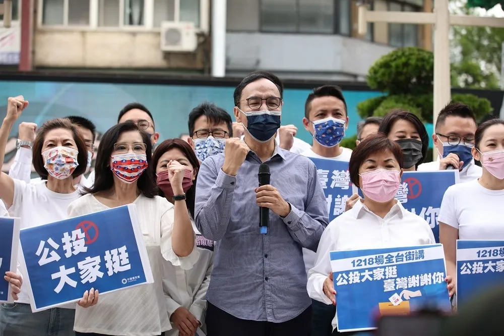 公投戰車衝衝衝！朱立倫領軍「台灣頭到台灣尾」宣講　突遇民眾脫罩鬧場