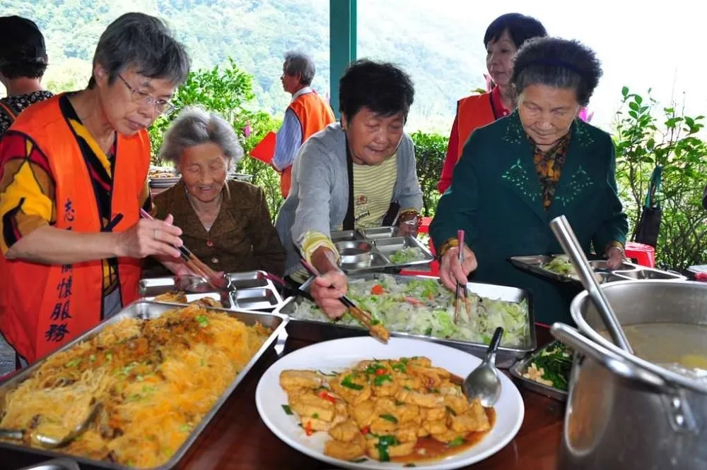 悶壞啦！北市開放關懷據點　長者可共餐、打麻將、唱卡拉OK