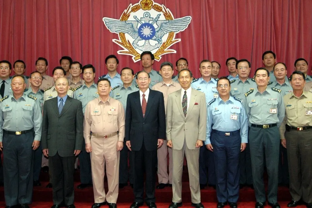 【湯曜明病逝】首位台籍總長　2000年在陽明山宣誓效忠《憲法》完成政黨輪替