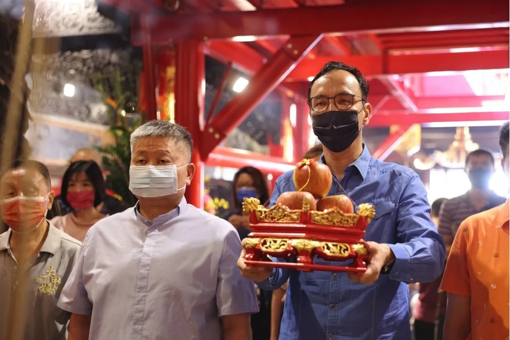 林靜儀掛印出征　黑派顏家為何還在卡關