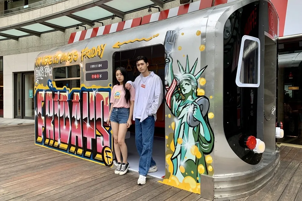 【有片】期間限定雞翅免費吃！TGI FRIDAYS來台 30 週年　「紐約地鐵車廂」現身台北信義店