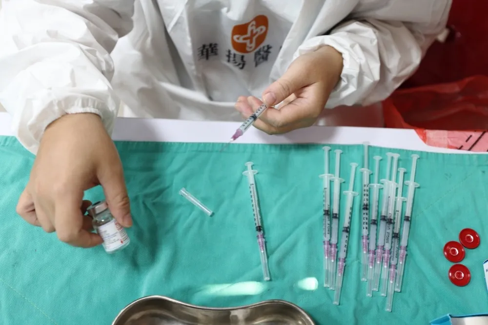屏東88人接種莫德納第2劑誤打成AZ　指揮中心：不須再補打