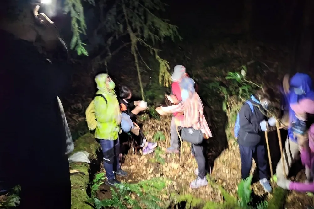 驚魂12小時！30名山友爬忘憂谷迷路　搜救隊連夜引路救下山