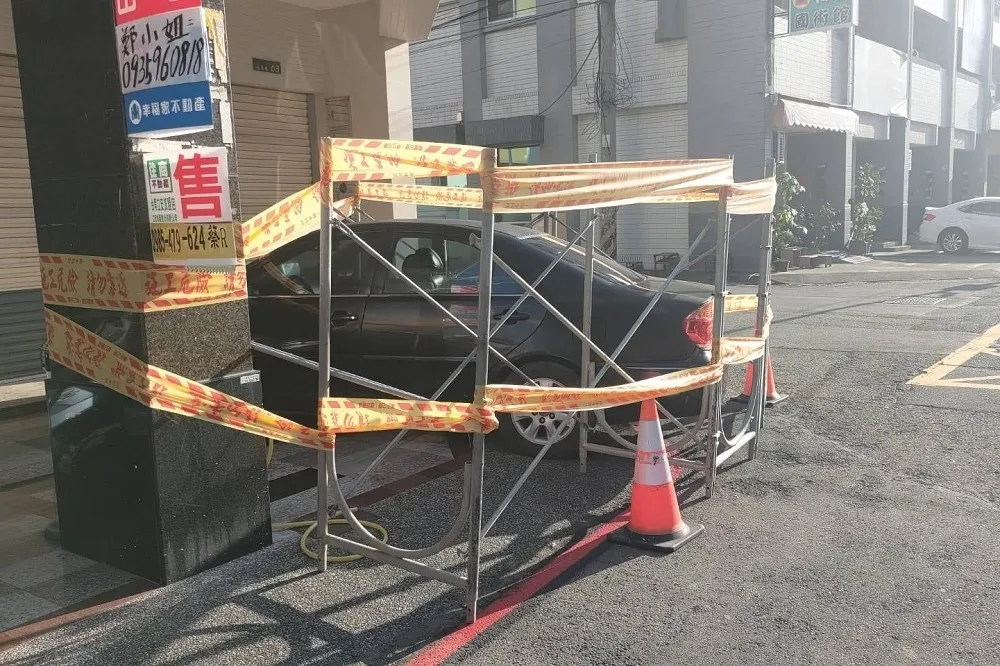 看誰狠！車庫遭白目違停堵死　屋主祭「鷹架封印之術」逼現形