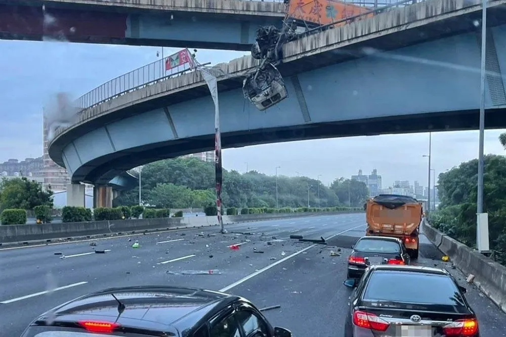 嚇！貨車暴衝護欄懸高空　國1彰化駕駛恐怖自撞害回堵3公里