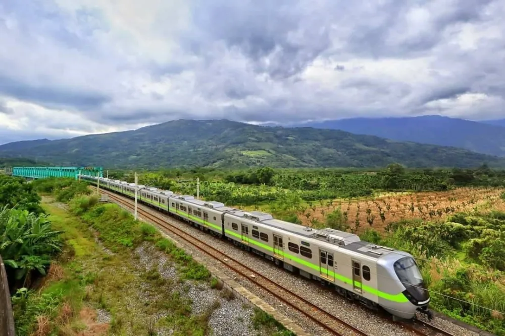 落漆！最美區間車竟下雨漏水？　台鐵找到原因了