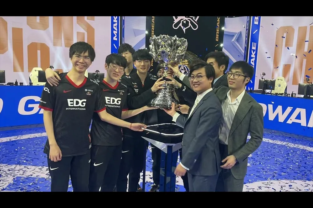 網路熱議！EDG 奪冠老闆送選手每人一套房子　但沒上過場的替補拿得到嗎？