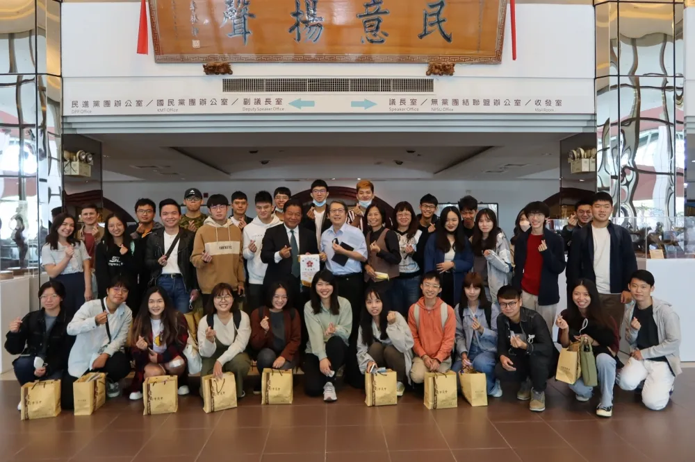 成大政治系師生參訪南市議會     第一線觀察地方政治