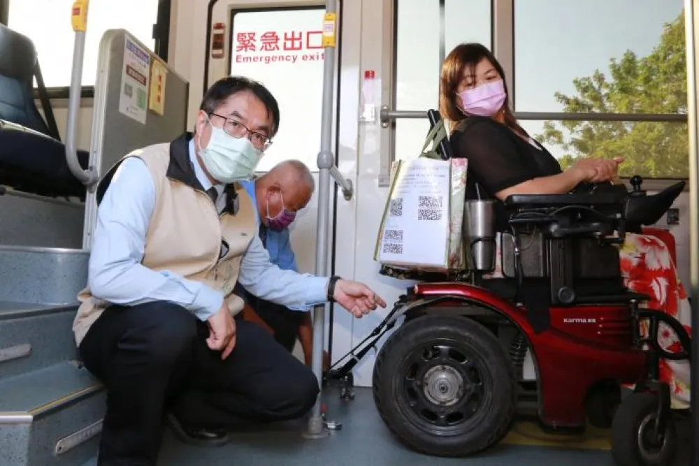 黃偉哲邀身障代表檢視公車無障礙服務SOP　雪莉：感謝黃市長關心