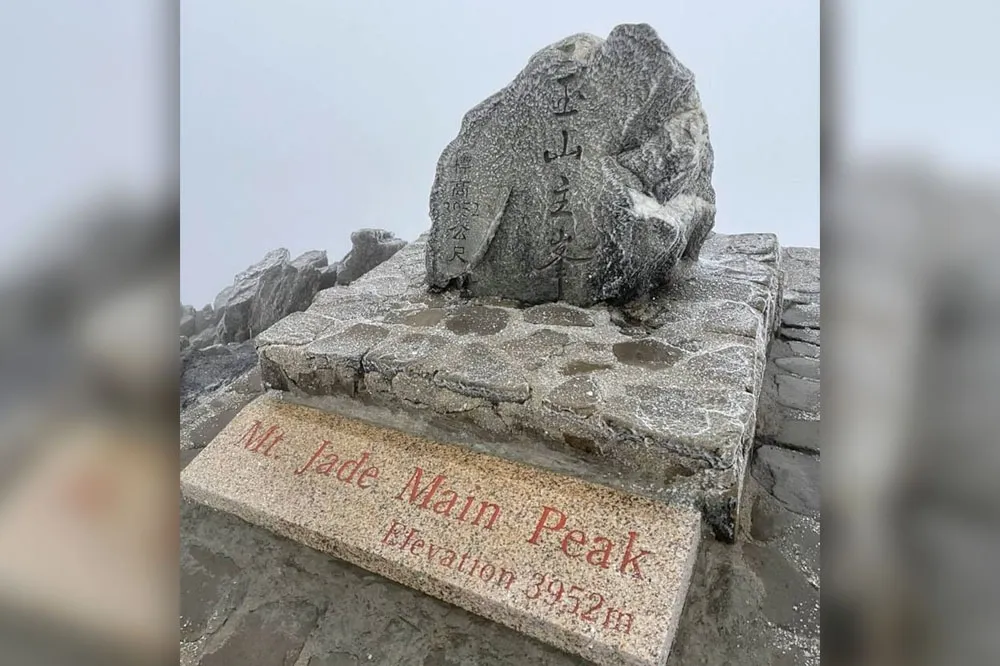 今年初雪來得特別早！雪山積雪3公分　玉山主峰下冰霰　