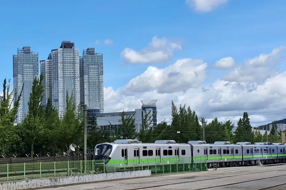 上路不到1年最美區間車內漏水　空調機竟是「中國製」