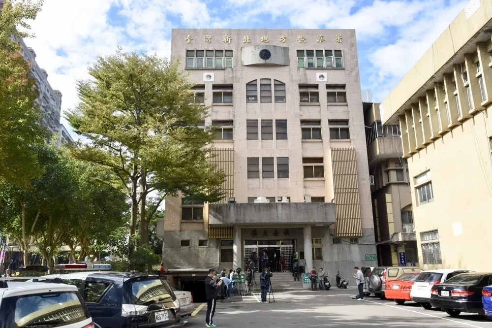 一秒變卒仔？黑道大哥當警察面前囂張轟槍　爆槍戰竟推小弟頂罪