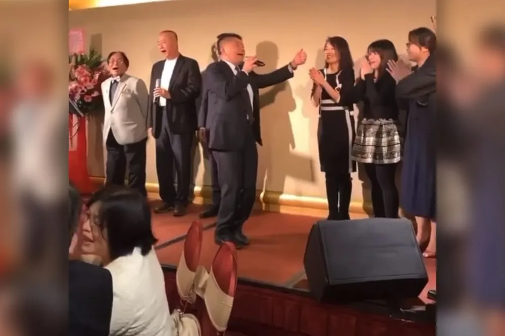 【被部長耽誤的歌星】陳時中第2部高歌影片流出　超嗨聚會台上都沒戴罩