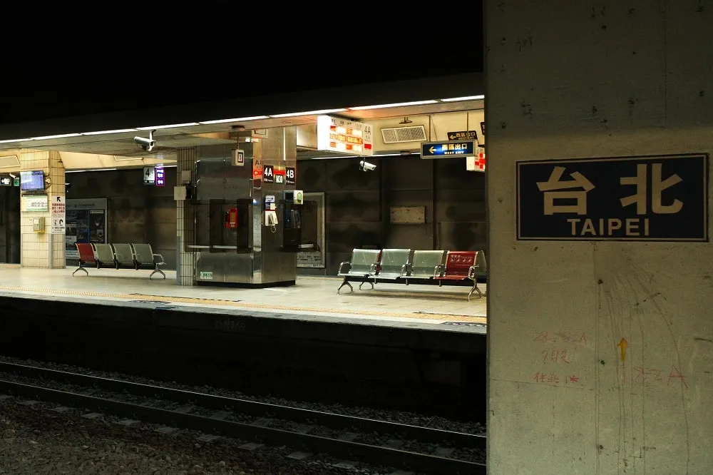 北車月台咆哮「我有帶刀，不想戴口罩」　狂男嗆殺陳時中被強制送醫