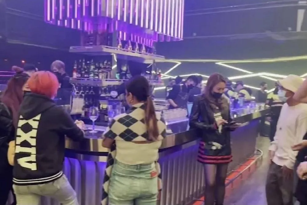 【夜生活回來了】北市知名夜店復業出現排隊人龍　48名警力擴大臨檢